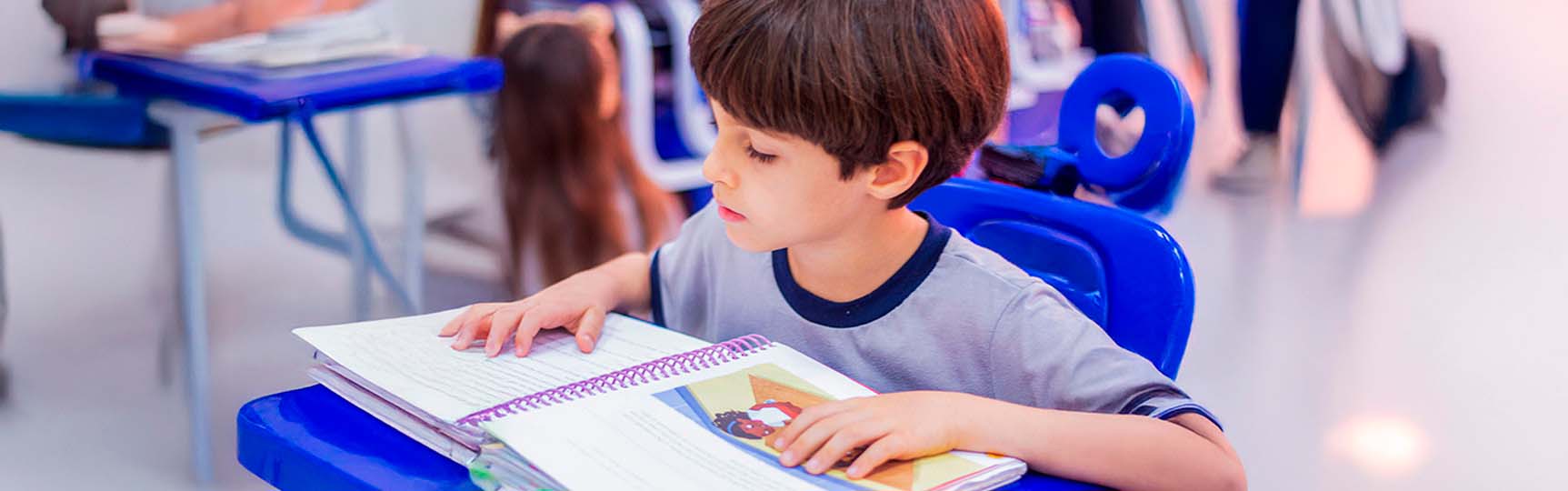 Aluno Ensino Fundamental I Integral colégio Equipe Belém Pará lendo um livro didático