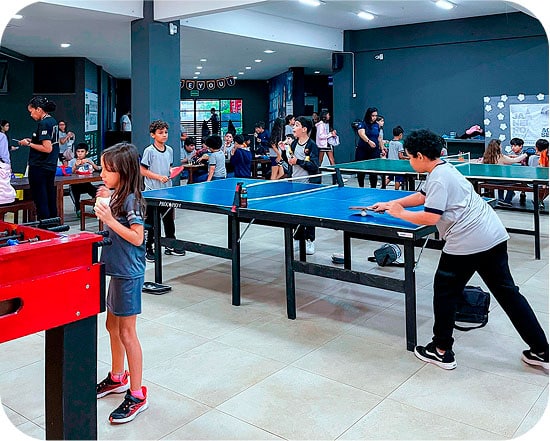 Alunos jogando tênis de mesa durante o recreio no colégio Equipe Cristal - Belém Pará