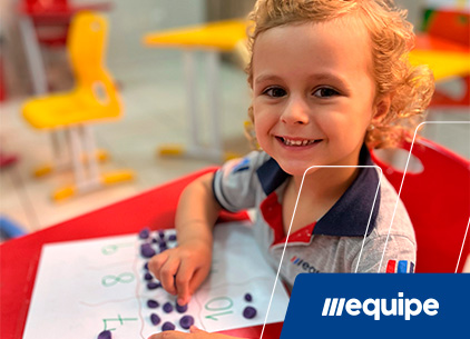 Menina na sala de sua escola particular - site Colégio Equipe - Belém - Pará