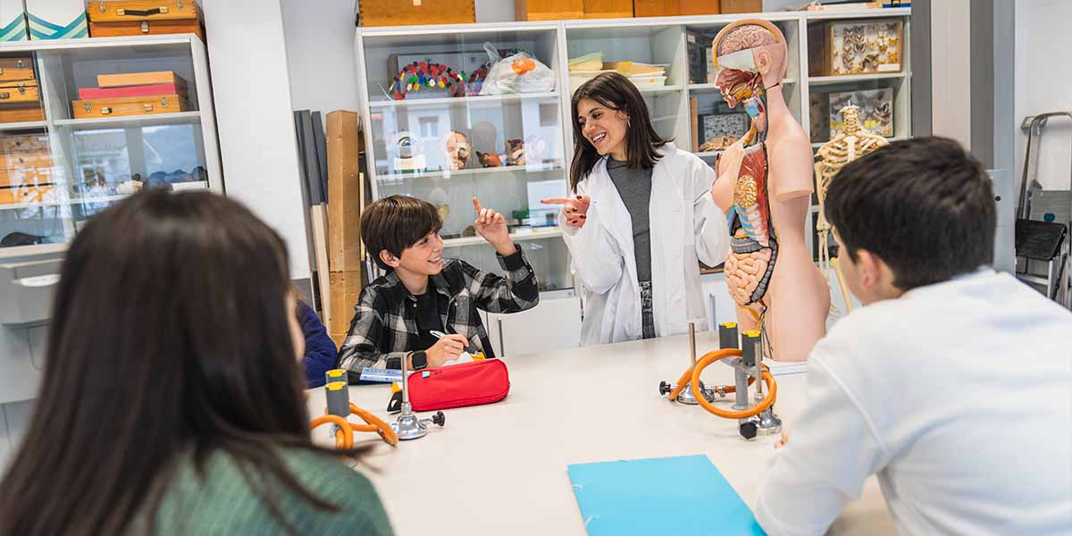 Adolescentes em um laboratório escolar de biologia - site colégio Equipe Belém - Pará