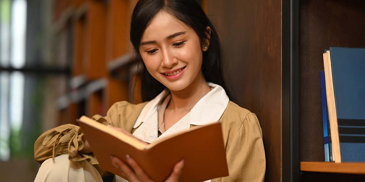 Estudante oriental estudando história pelo livro - site colégio Equipe Belém - Pará