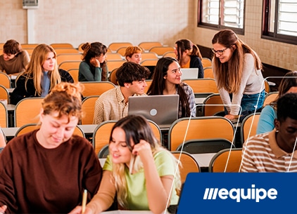 Estudantes em sala de aula fazendo simulados para o Enem - site colégio Equipe Belém - Pará