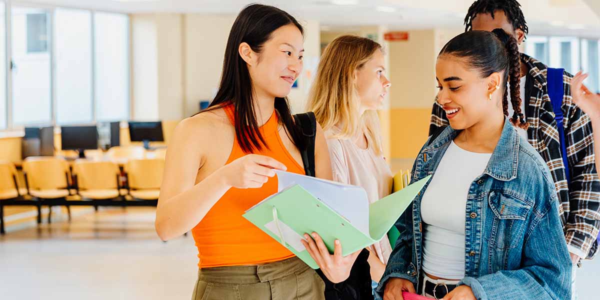 Estudante mostrando as questões de seus simulados para o Enem para uma colega - site colégio Equipe Belém - Pará
