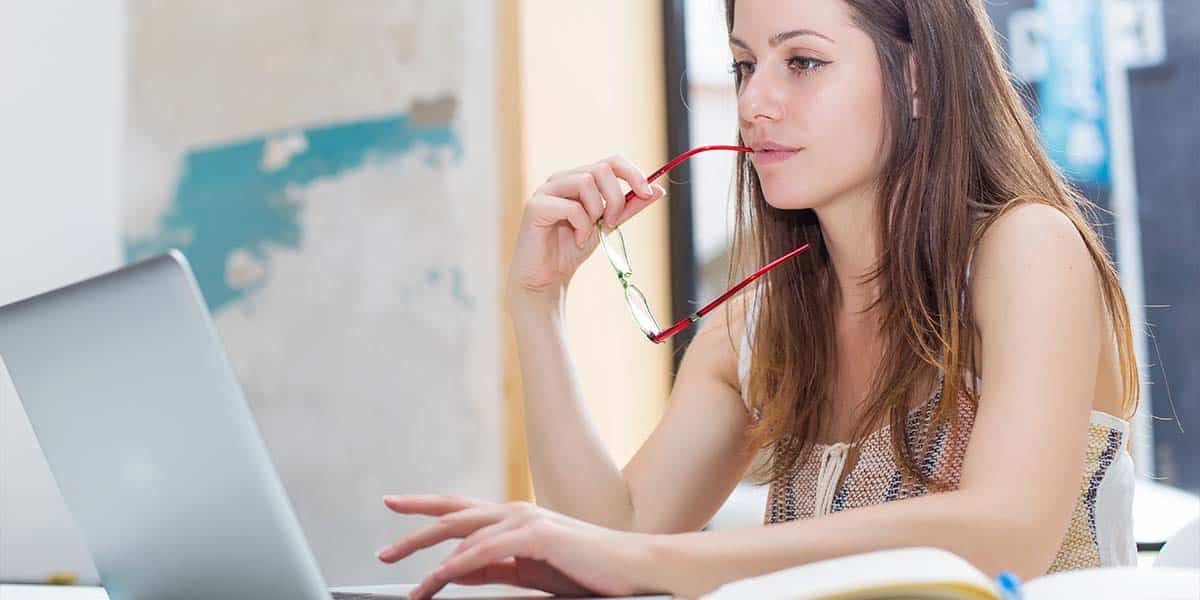 Garota estudando pelo laptop - - site colégio Equipe Belém - Pará