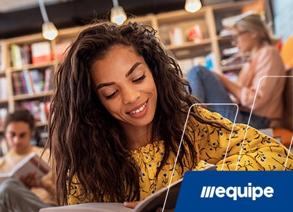 Garota morena estudando história - site colégio Equipe Belém - Pará