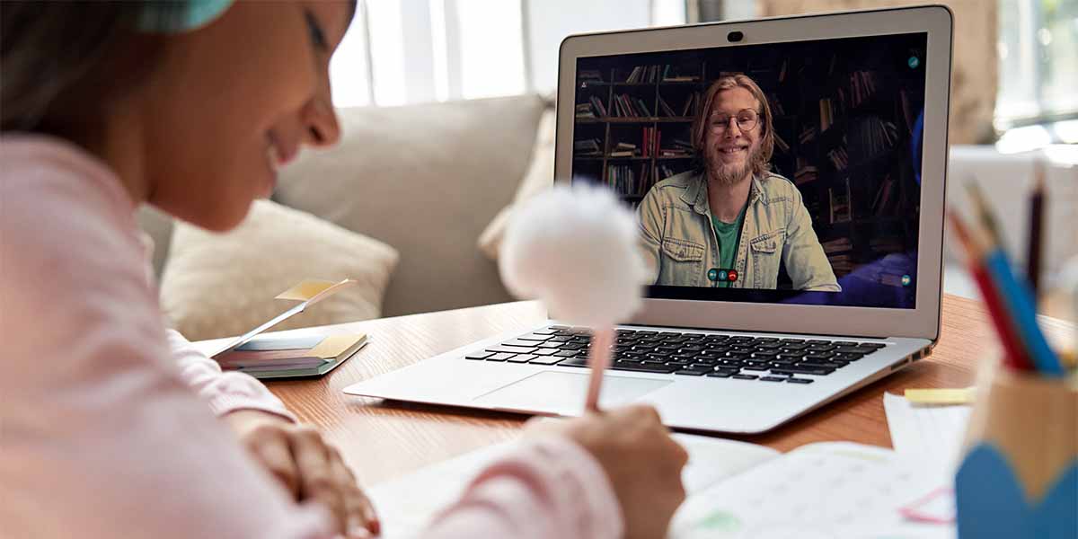Jovem vendo videoaula - site colégio Equipe Belém - Pará