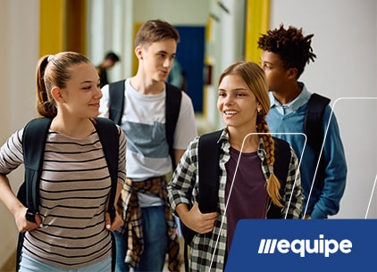 Alunos no corredor de uma escola - site colégio Equipe Belém - Pará