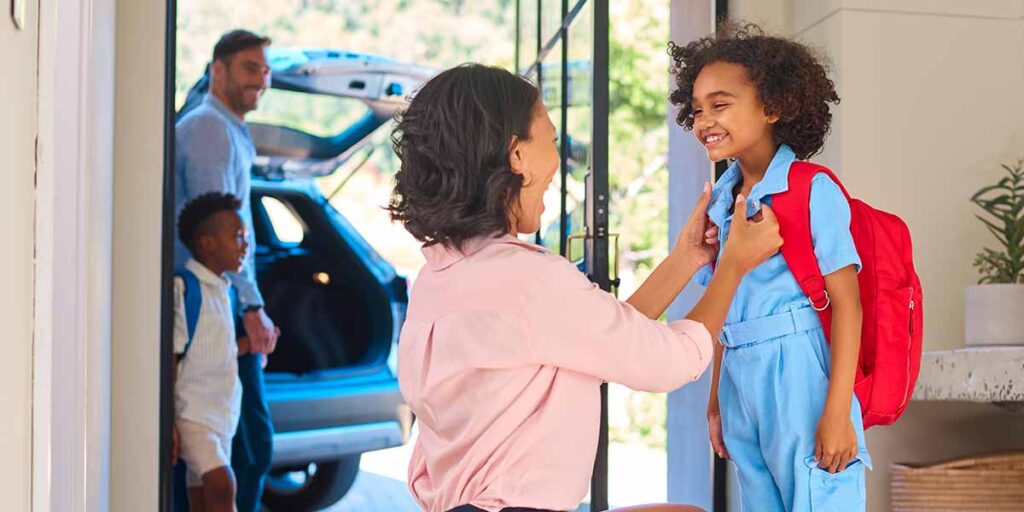 Mãe preparando a filha para o Volta às Aulas - site colégio Equipe Belém - Pará