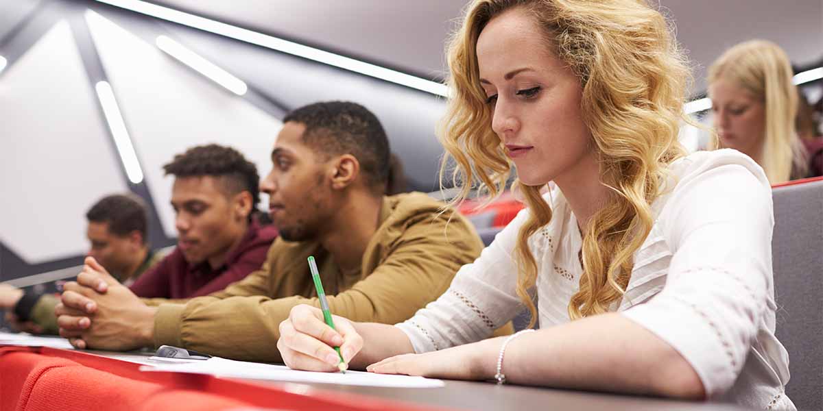 Moça no pré-vestibular fazendo aulas de português - site Sistema de Ensino Equipe - Belém - Pará