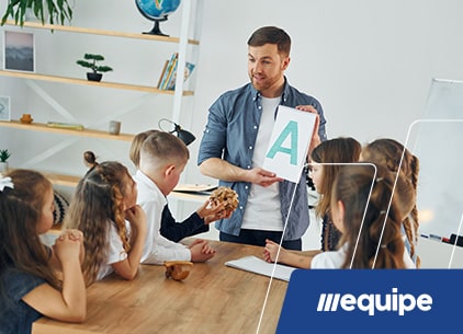 Professor ensinando o b-a-ba a seus alunos - site Sistema de Ensino Equipe - Belém - Pará
