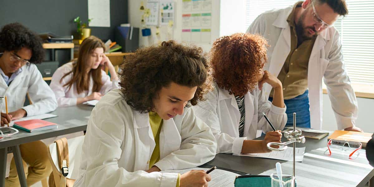 Alunos fazendo prova num laboratório - site Sistema de Ensino Equipe - Belém - Pará