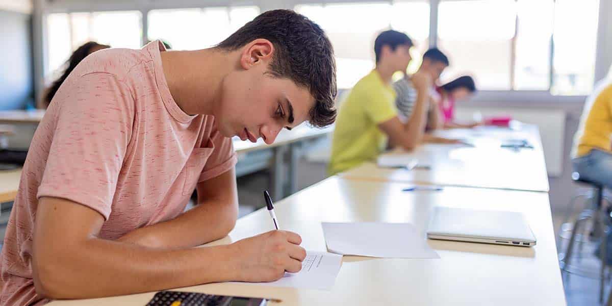 Estudante fazendo prova - site Sistema de Ensino Equipe - Belém - Pará