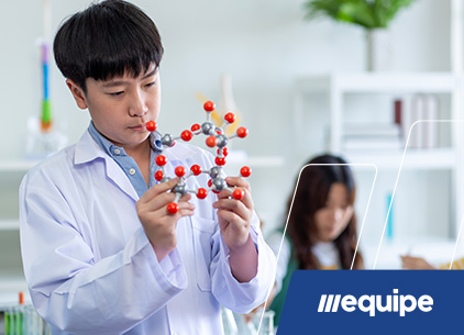 Garoto oriental manipulando estrutura molecular - site Sistema de Ensino Equipe - Belém - Pará