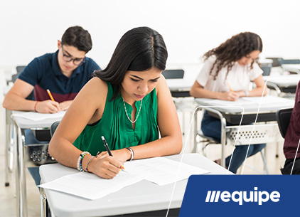 Garota se concentrando para fazer uma redação nota mil - site Sistema de Ensino Equipe - Belém - Pará