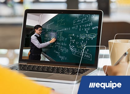 Professor no quadro escrevendo fórmulas de física - site Sistema de Ensino Equipe - Belém - Pará