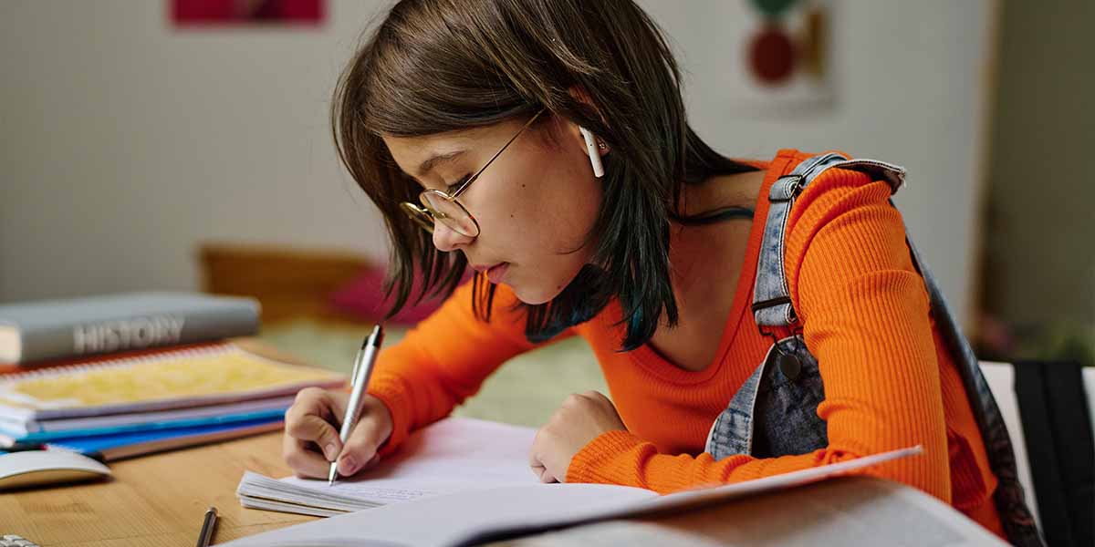 Aluna estudando fazendo anotações - site Colégio Equipe - Belém - PA