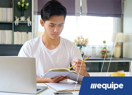 Garoto asiático que sabe como estudar fazendo anotações - site Colégio Equipe - Belém - PA