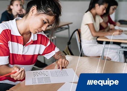 garota oriental fazendo prova de vestibular - site Colégio Equipe - Belém - PA