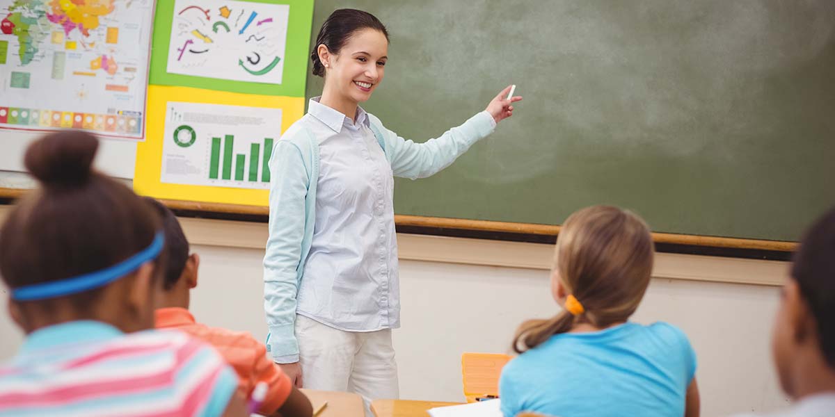 Professora começando a escrever no quadro - site Colégio Equipe - Belém - PA